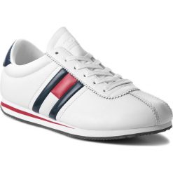 Sneakersy TOMMY JEANS - Retro Flag Sneaker EM0EM00182 White 100. Białe sneakersy męskie Tommy Jeans, bez wzorów, z jeansu, retro, bez zapięcia. W wyprzedaży za 259,00 zł.