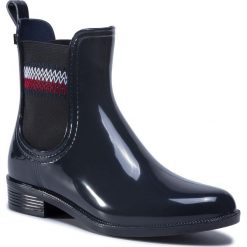 Kalosze TOMMY HILFIGER - Corporate Elastic Rainboot Desert Sky DW5. Niebieskie kalosze damskie TOMMY HILFIGER, bez wzorów, z tworzywa sztucznego. Za 349,00 zł.