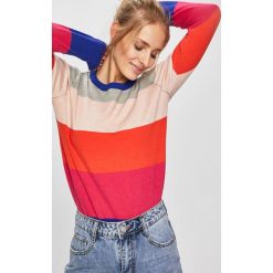 Answear - Sweter. Różowe swetry damskie ANSWEAR, s, z nadrukiem, z wiskozy, z krótkim rękawem, krótkie, bez kaptura. W wyprzedaży za 69,90 zł.