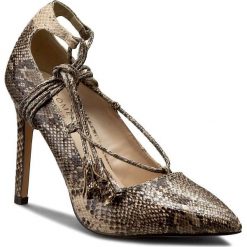 Szpilki MENBUR - PACOMENA 07065 Taupe 0040. Pomarańczowe szpilki marki Menbur, bez wzorów, ze skóry ekologicznej, eleganckie, bez obcasa, na obcasie, bez zapięcia. W wyprzedaży za 239,00 zł.