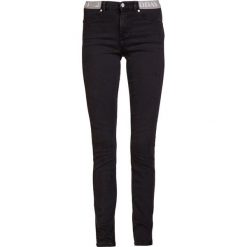 2nd Day JOLIE COAL LOGO Jeans Skinny Fit dark stone wash. Czarne rurki damskie marki 2nd Day, z bawełny. Za 459,00 zł.