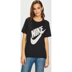 Nike Sportswear - Top sportowy. Czarne topy damskie marki Nike Sportswear, s, z nadrukiem, z bawełny, z okrągłym kołnierzem. W wyprzedaży za 69,90 zł.