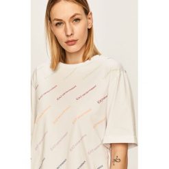 EA7 Emporio Armani - T-shirt. Białe bluzki damskie EA7 Emporio Armani, xs, z nadrukiem, z elastanu, z okrągłym kołnierzem. W wyprzedaży za 239,90 zł.