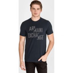 Armani Exchange Koszulka Niebieski. Niebieskie podkoszulki męskie Armani Exchange, xl, z nadrukiem, z elastanu, bez kołnierzyka, krótkie. Za 264,95 zł.