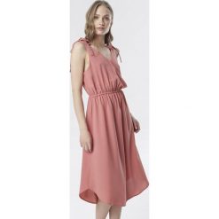 Różowa Sukienka Aquirith. Różowe sukienki damskie Born2be, s, bez wzorów, bez kołnierzyka, bez rękawów, midi. W wyprzedaży za 64,99 zł.