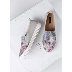 Szare Slip On Graciousness. Szare tenisówki damskie Born2be, z nadrukiem. Za 59,99 zł.