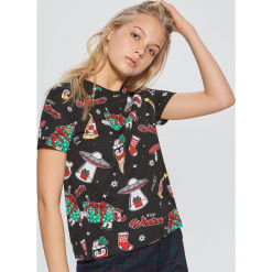 Koszulka ze świątecznym nadrukiem all over - Czarny. Czarne t-shirty damskie Cropp, l, z nadrukiem. Za 39,99 zł.