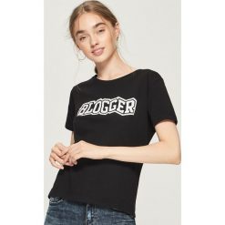 T-shirt Influencer - Czarny. Czarne t-shirty damskie Sinsay, l. W wyprzedaży za 14,99 zł.