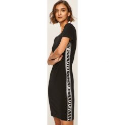 Armani Exchange - Sukienka. Czarne sukienki damskie Armani Exchange, na co dzień, s, z aplikacjami, z elastanu, casualowe, z okrągłym kołnierzem, z krótkim rękawem, krótkie, mini, proste. Za 429,90 zł.