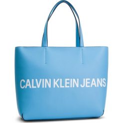 Torebka CALVIN KLEIN JEANS - Sculpted Logo E/W Tote K60K605246 445. Niebieskie torebki klasyczne damskie Calvin Klein Jeans, bez wzorów, z jeansu, bez dodatków. W wyprzedaży za 339,00 zł.