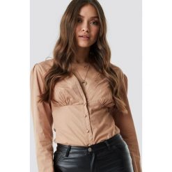 NA-KD Trend V-Neck Buttoned Front LS Top - Beige. Brązowe topy damskie marki NA-KD Trend, bez wzorów, bez kołnierzyka. Za 121,95 zł.