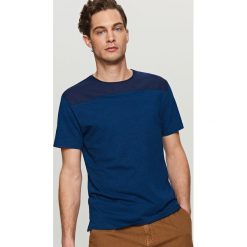 T-shirty męskie: T-shirt z tkaninowym karczkiem – Granatowy