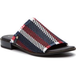 Klapki TOMMY HILFIGER - Raffia Mule Sandal FW0FW03947 Midnight 403. Niebieskie klapki damskie TOMMY HILFIGER, bez wzorów, ze skóry, bez obcasa, na obcasie. Za 399,00 zł.