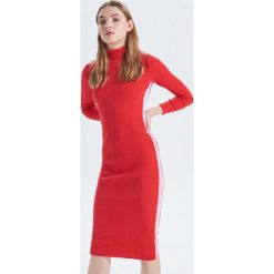 Sukienka midi w prążki - Czerwony. Czerwone sukienki damskie Cropp, s, bez wzorów, bez kołnierzyka, bez rękawów, midi. W wyprzedaży za 29,99 zł.