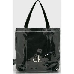 Calvin Klein Jeans - Torebka. Niebieskie torebki klasyczne damskie Calvin Klein Jeans, bez wzorów, z jeansu, casualowe, na ramię, duże, bez dodatków. W wyprzedaży za 219,90 zł.