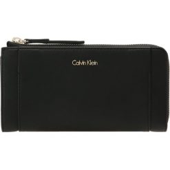 Portfele damskie: Calvin Klein METROPOLITAN LARGE ZIP AROUND Portfel black