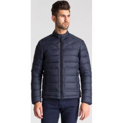 Granatowa pikowana kurtka męska z wewnętrznymi kieszeniami. Niebieskie płaszcze męskie JOOP! Jeans, m, z aplikacjami, bez kaptura. Za 520,00 zł.