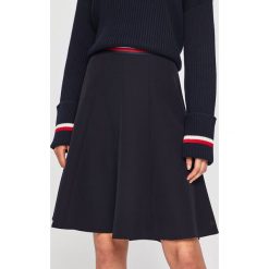 Tommy Hilfiger - Spódnica. Niebieskie spódniczki damskie TOMMY HILFIGER, na co dzień, l, bez wzorów, z elastanu, casualowe, midi, rozkloszowane. W wyprzedaży za 439,90 zł.