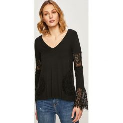 Desigual - Bluzka. Białe bluzki damskie Desigual, na co dzień, s, z aplikacjami, z wiskozy, casualowe, bez kołnierzyka, z długim rękawem. W wyprzedaży za 139,90 zł.