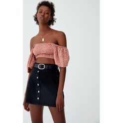 Top z odkrytymi ramionami i bufiastymi rękawami. Pomarańczowe topy damskie Pull&Bear, bez wzorów, bez kołnierzyka, z krótkim rękawem. Za 69,90 zł.