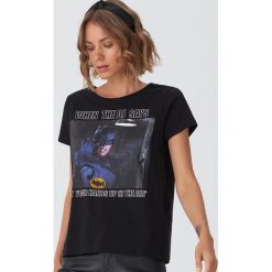 Koszulka z nadrukiem Batman - Czarny. Czarne koszulki damskie House, s, z nadrukiem, bez kołnierzyka, bez rękawów. Za 49,99 zł.