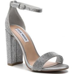 Sandały STEVE MADDEN - Carrson-R SM11000371-02003-968 Crystal. Szare klapki damskie Steve Madden, z aplikacjami, ze skóry ekologicznej, bez obcasa, na obcasie. W wyprzedaży za 339,00 zł.