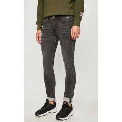 Guess Jeans - Jeansy Miami. Szare jeansy męskie Guess Jeans, m, z aplikacjami, z obniżonym stanem. Za 459,90 zł.