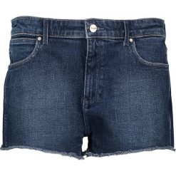 Szorty dżinsowe - Boyfriend fit - w kolorze granatowym. Niebieskie szorty damskie Wrangler, l, w paski, klasyczne. W wyprzedaży za 115,95 zł.