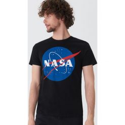 T-shirt NASA - Czarny. Czarne t-shirty męskie House, s, bez wzorów, bez kołnierzyka. Za 49,99 zł.