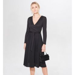 Plisowana midi sukienka - Czarny. Czarne sukienki damskie Mohito, s, bez wzorów, bez kołnierzyka, bez rękawów, midi. Za 139,99 zł.