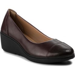 Półbuty CLARKS - Un Tallara Dee 261355374 Aubergine Leather. Brązowe półbuty damskie na koturnie Clarks, z materiału. W wyprzedaży za 319,00 zł.