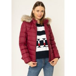 Kurtka puchowa Tommy Jeans TJW Essential DW0DW06774. Czerwone kurtki damskie Tommy Jeans, xs, bez wzorów, z poliesteru, bez kaptura. W wyprzedaży za 589,00 zł.