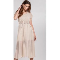 Jasnobeżowa Sukienka Mindful. Brązowe sukienki damskie Renee, s, w paski, eleganckie, bez kołnierzyka, bez rękawów, maxi. Za 109,99 zł.