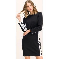 Sukienka dzianinowa LOVE MOSCHINO W5B2501E 2117. Czarne sukienki damskie Love Moschino, bez wzorów, z elastanu, bez kołnierzyka, bez rękawów. W wyprzedaży za 519,00 zł.