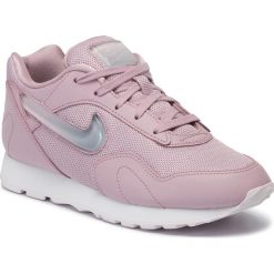 Buty NIKE - Outburst Prm AQ0086 500 Plum Chalk/Celery/Summit White. Różowe półbuty damskie Nike, bez wzorów, ze skóry, bez obcasa, na płaskiej podeszwie, bez zapięcia. W wyprzedaży za 309,00 zł.