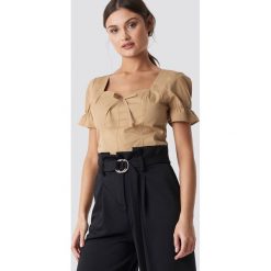 NA-KD Boho Top z bufiastym rękawem - Beige. Brązowe topy damskie marki NA-KD Boho, bez wzorów, z tkaniny, bez kołnierzyka. Za 80,95 zł.