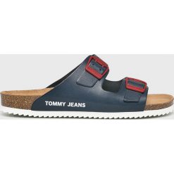 Tommy Hilfiger - Klapki Buckle Sandal. Niebieskie kapcie męskie TOMMY HILFIGER, bez wzorów, ze skóry. W wyprzedaży za 199,90 zł.