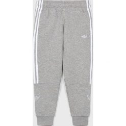 Adidas Originals - Spodnie dziecięce 128-176 cm. Szare spodnie chłopięce adidas Originals, bez wzorów, z elastanu. W wyprzedaży za 129,90 zł.