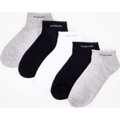 Skarpetki 5 pack - Czarny. Czarne skarpetki męskie Reserved, bez wzorów. Za 29,99 zł.