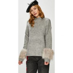 Vero Moda - Sweter Emeli. Szare swetry damskie Vero Moda, s, z aplikacjami, z elastanu, z krótkim rękawem, krótkie, bez kaptura. W wyprzedaży za 59,90 zł.