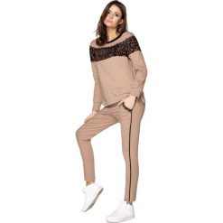 Dresowe spodnie z welurowymi lampasami i koronkową wstawką przy kieszeniach. Spodnie damskie Made in Poland, z elastanu. Za 109,00 zł.