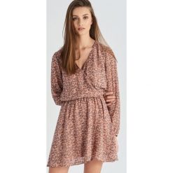 Kopertowa sukienka w kwiaty - Różowy. Różowe sukienki damskie Sinsay, s, w kwiaty, bez kołnierzyka, bez rękawów, kopertowe. Za 59,99 zł.