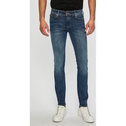 Tommy Jeans - Jeansy Simon. Niebieskie jeansy męskie Tommy Jeans, bez wzorów, z obniżonym stanem. W wyprzedaży za 379,90 zł.