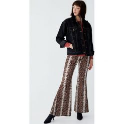 Kurtka jeansowa ze sztucznym barankiem. Czarne kurtki damskie Pull&Bear, bez wzorów, z jeansu, bez kaptura. Za 139,00 zł.