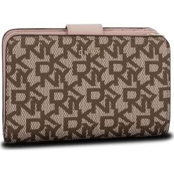 Duży Portfel Damski DKNY - Bryant Sm Carryall R831J659 Chino Logo-Ico Bls QIB. Pomarańczowe portfele damskie DKNY, bez wzorów, ze skóry ekologicznej. W wyprzedaży za 289,00 zł.