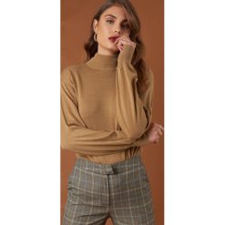 NA-KD Trend Sweter z bufiastym rękawem - Beige. Brązowe swetry damskie marki NA-KD Trend, bez wzorów, z długim rękawem, długie, bez kaptura. Za 121,95 zł.
