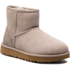 Buty UGG - W Classic Mini II 1016222 W/Oys. Szare kozaki damskie Ugg, na zimę, ze skóry, na niskim obcasie, bez zapięcia. W wyprzedaży za 429,00 zł.
