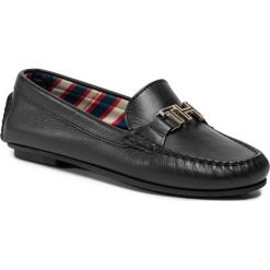 Mokasyny TOMMY HILFIGER - Th Hardware Moccassin FW0FW04423 Black BDS. Czarne mokasyny damskie TOMMY HILFIGER, ze skóry, na obcasie. W wyprzedaży za 389,00 zł.