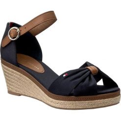 Tommy Hilfiger Damskie sandały E1285LBA 40D FW0FW00906-403 (rozmiar 40). Sandały damskie TOMMY HILFIGER, bez wzorów, bez obcasa, bez zapięcia. W wyprzedaży za 296,00 zł.