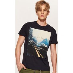 T-shirt z fotonadrukiem - Granatowy. Niebieskie t-shirty męskie House, l. Za 39,99 zł.
